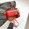 Rote und Leo-Muster Handtasche, stylische Damen Umhängetasche und kleine quadratische Tasche. - Rot