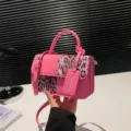 Rosa Leokunstleder Damen Umhängetasche, stylische Crossover Handtasche mit Leopardenmuster. - Rosa