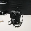 Mini sac à dos noir pour femme en cuir élégant, avec design papillon tendance et boucle. - Noir