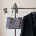 Bolso tote acolchado gris con asas de cadena, elegante bolso de hombro grande para mujer. - Gris