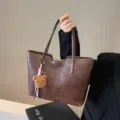 Vintage brown large capacity women shoulder tote bag autumn winter stylish college commuting - With Pendant / Coffee
