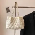 Bolso tote acolchado blanco con cadena, elegante bolso de hombro de invierno para mujer. - Blanco