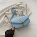 Bolso cruzado azul claro simple y de moda con herrajes dorados en V y borla elegante. - Azul