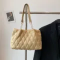 Elegante bolso tote acolchado en color beige con correa de cadena, bolso de invierno para mujer. - Caqui