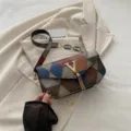 Bolso bandolera geometrico de patchwork con logotipo V de metal y borla elegante para mujeres. - Azul Patchwork