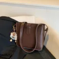 Elegante bolso tipo cubo de cuero marrón para mujer, versátil bolso de hombro con colgante. - 25*8*22 / Café