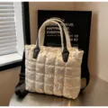 Elegante bolso tote acolchado blanco con asas negras y correa ajustable para hombro. - Blanco Roto