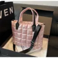 Bolso tote acolchado rosa con asas negras y correa para el hombro de moda femenina. - Rosa