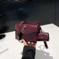 Elegante pequeño bolso cruzado cuadrado de cuero PU burdeos con colgante de calavera. - 18*5.5*14 / Burdeos