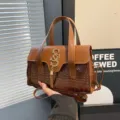 Braune Umhängetasche mit Kroko-Muster, stilvolle Retro-Handtasche für Damen im Alltag. - Braun