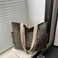 Μοντέρνα γυναικεία τσάντα ώμου shopper από καμβά με λεοπάρ print και μεγάλη χωρητικότητα. - Καφέ