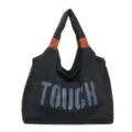 Gran bolso tote informal para mujer de nailon negro con estampado de letras y asas marrones. - Negro