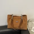 Bolso tote de pana marrón para mujer, bolso de hombro grande con cadena y asa para el día a día. - Marrón