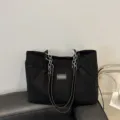 Schwarze Kord Shopper Tasche mit Kette grosse Kapazitat Schultertasche fur Alltag - Schwarz