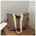 Μεγάλη καφέ καμβάς τσάντα ώμου shopper με χοντρά μπεζ λουριά και πολλές εξωτερικές τσέπες. - Στυλ 2 Καφέ