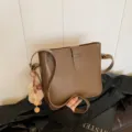 Bolso cubo de cuero marrón para mujer, elegante bolso de hombro con bonito colgante de peluche. - 25*8*22 / Caqui
