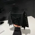 Sac à bandoulière noir ailes de chauve-souris avec chaîne rivets et laçage vue principale - Noir
