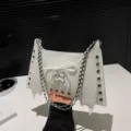Elegante bolso de hombro blanco en forma de ala con cadena metálica y detalles de cordones. - Blanco