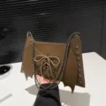 Bolso de hombro gótico marrón de moda con alas de murciélago, tachuelas y lazo. - Marrón Oscuro