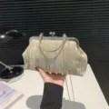 Bolso de mano de terciopelo champán con cierre de beso, asa de cristal y cadena elegante. - Estilo 2 Caqui