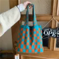 Détail de sac cabas tricoté à carreaux, design blocs de couleurs bleu et orange, sac décontracté. - Plaid Orange Rouge