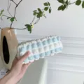 Detail van blauw-wit gestreepte pof etui, schattige cosmetische opbergtas voor studenten. - Blauw en Wit Bubbels
