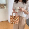 Gros plan détaillé du sac cabas en velours côtelé à fleurs avec anses roses, style de vie. - Floral Beige