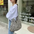 Sac à bandoulière en toile avec imprimé léopard tendance, grand sac cabas fourre-tout casual. - Petit Léopard Blanc
