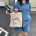 Sac cabas en toile stylé avec broderie colorée et grande capacité pour tous les jours. - Motif avion en papier - Blanc cassé