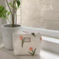 Pochette de maquillage blanche en toile avec broderie de tulipes mignonne pour usage quotidien. - Trousse de maquillage