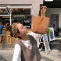 Gros plan d'un sac cabas en velours côtelé marron, détail de mini sac fourre-tout décontracté. - Côtelé Marron