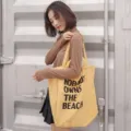Sac cabas en toile jaune avec impression de lettres, grand sac à épaule décontracté vue principale - Jaune