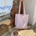 Détail du sac cabas rose à carreaux bouclés, style sac à épaule esthétique et décontracté. - Rose