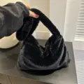 Bolso de peluche negro para mujer, bolso de hombro esponjoso de invierno con piel sintética suave. - Sin Colgante / Negro