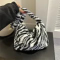 Bolso de hombro de felpa con estampado de cebra para mujer, bolso de axila esponjoso y moderno. - Sin Colgante / Estampado de cebra