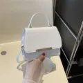 Schicke weiße minimalistische Umhängetasche für Damen, trendige kleine Handtasche. - Weiß