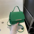 Borsa a tracolla in pelle testurizzata verde con manico e patta per donne uso quotidiano. - Verde