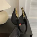 Schwarze trendige Humbug-Tasche mit klobiger Goldkette, stilvolle Schultertasche Damen Hauptansicht - Schwarz