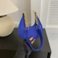 Blaue Kroko-Muster Unterarmtasche mit goldener Kette, stilvolle Schultertasche für Damen. - Blau