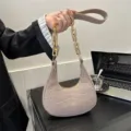 Schicke Kroko-Muster Halbmond Schultertasche mit klobigem Goldkettengurt für Damen. - Khaki
