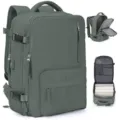 Dettaglio dello zaino da viaggio con porta USB, scomparti interni e apertura con zip. - Verde militare
