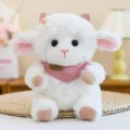 Primo piano di peluche agnello bianco carino, consistenza morbida soffice con sciarpa rosa. - Rosa