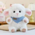 Dettaglio dell'agnello di peluche soffice con pelliccia bianca, orecchie rosa e sciarpa blu. - Blu
