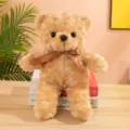 Orsacchiotto di peluche riccio marrone con fiocco in raso, esposto su tavolo in legno per dettaglio. - 40CM / Velluto di Rosa Caffè