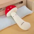 Vista dettagliata del simpatico cuscino in peluche a forma di fungo rosso sul letto. - 50cm / Rosso