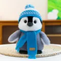 Primo piano dettagliato del simpatico pinguino di peluche con cappello e sciarpa blu. - 18cm / Blu