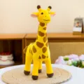 Vista dettagliata di un simpatico peluche giraffa gialla, bambola di stoffa morbida. - 35 cm / Giallo