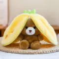 Dettaglio peluche orsetto marrone trasformabile in frutto, bambola morbida per bambini. - Orso Ananas