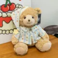 Orsetto di peluche vista dettagliata, indossa grazioso pigiama e cuffia, bambola morbida. - 23cm / Marrone chiaro