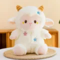 Primo piano di un simpatico giocattolo di pecora in peluche con pile morbido e stelle. - 25cm / Bianco
